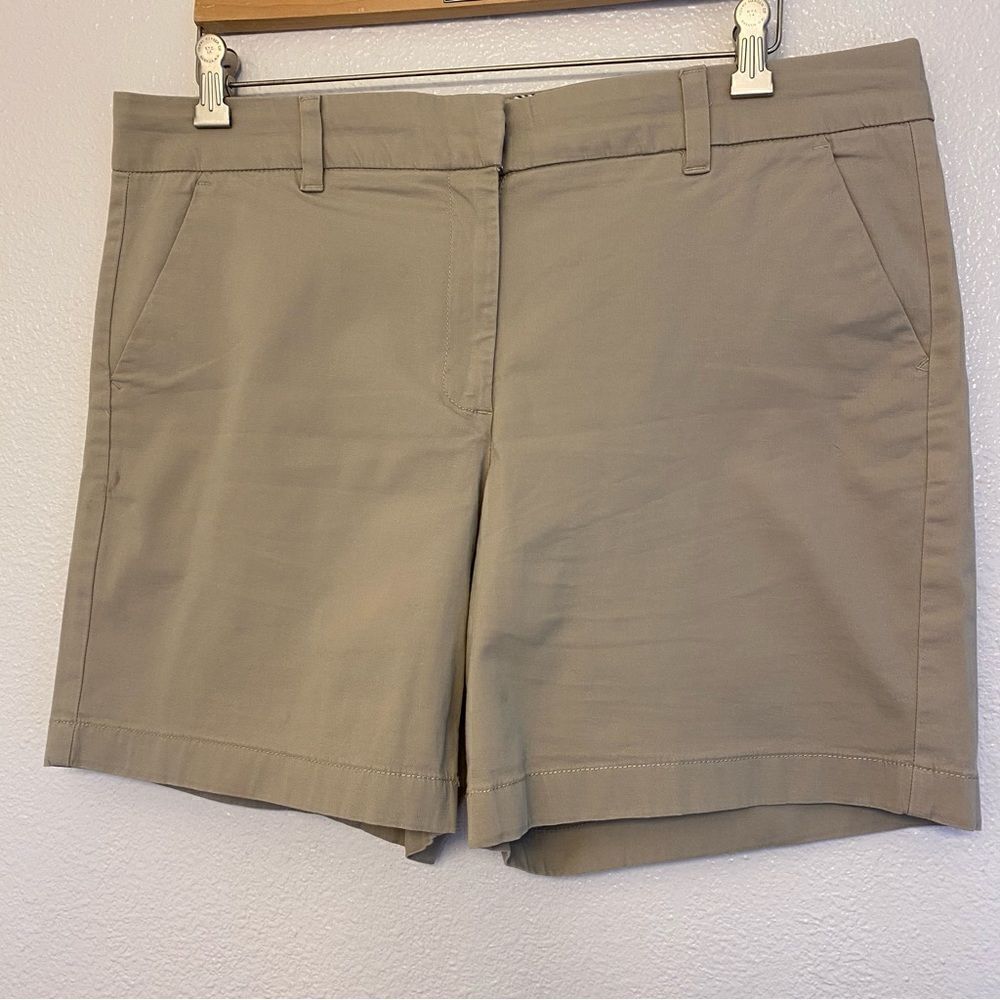 Tommy Hilfiger 1109222 tan Khaki shorts 7” high rise stretch flat front 14